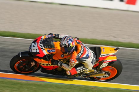 Daniel Pedrosa kørte sin Honda til sejr i MotoGP sæsonfinalen i Valencia.